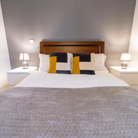 Superb 1 Bedroom Serviced In Centre Apartamento