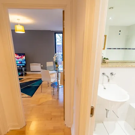 Superb 1 Bedroom Serviced In Centre *