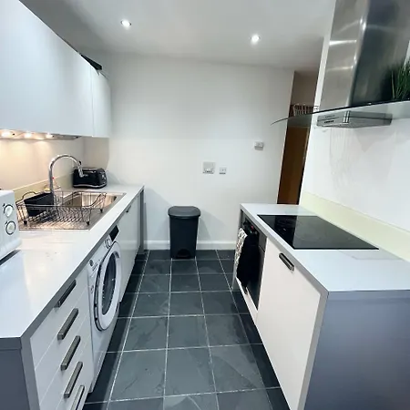 Superb 1 Bedroom Serviced In Centre Apartamento