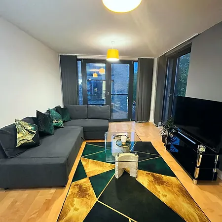 Superb 1 Bedroom Serviced In Centre Apartamento